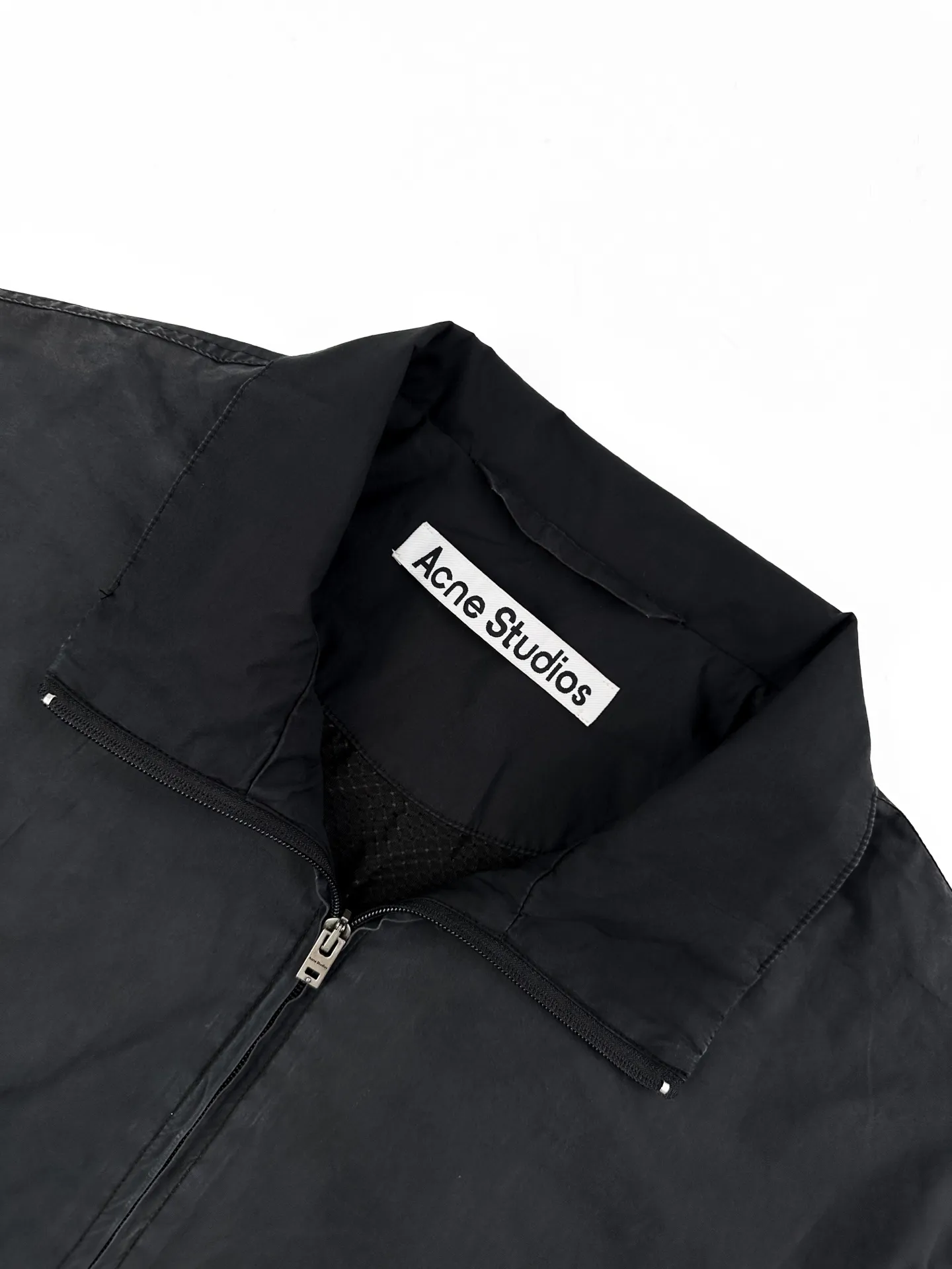 Men's Acnee Studios contrasting logo zipper jacket. Customized dusty henge imperial poplin. Lightweight and crisp. Dry and windproof. Sun-black halo-covered body. Washed mist to soften the deep tones. Interpreting the cool and relaxed luxury unique to Scandinavia. Stand-up collar fully zippered coach jacket. Elasticated cuffs at the hem. Create a relaxed and drop-top short silhouette. Fully lined inside. The upper body is smooth and neat. The Acne Studios print is discreetly engraved on the chest, retaining the brand gene in a restrained and subtle manner. The contrasting Acne Studios Retro emblem is laid out on the back of the garment. One simple and one complex form a clever visual contrast, which reflects the brand's heritage and traces back to the origin of the brand. It uses the Nordic minimalist high-end ready-to-wear language to describe the narrative of relaxed and restrained luxury and elegance. Process 1: Adopt glue printing process. The printing has been revised three times with the film screen. Use glue liquid paint to print the pattern on the fabric. Bake the fabric to fix the printed pattern. Process 2: Gradient distressed spray process. By spraying dyes of different colors on the surface of the fabric, the clothes can show rich color changes under different lights and increase the visual layering. Process 3: Heavy fermentation washing uses a special solution to remove stains and slight fading, and then snowflake washing. Use strong washing to fade the color to make the color more uniform. Process 4: The hem is made in one go using a three-needle waist-drawing machine. The elastic band and the fabric are sewn together in the same process using the special needle position and feeding mechanism of the machine. The three-needle design is more secure and can distribute pressure evenly to ensure that the elastic band and the fabric are tightly fitted. Accessories: Customized 1:1 Acne zipper Customized 1:1 Acne trademark Version: Loose version Size: 42 44 46 48 Style number: 25254